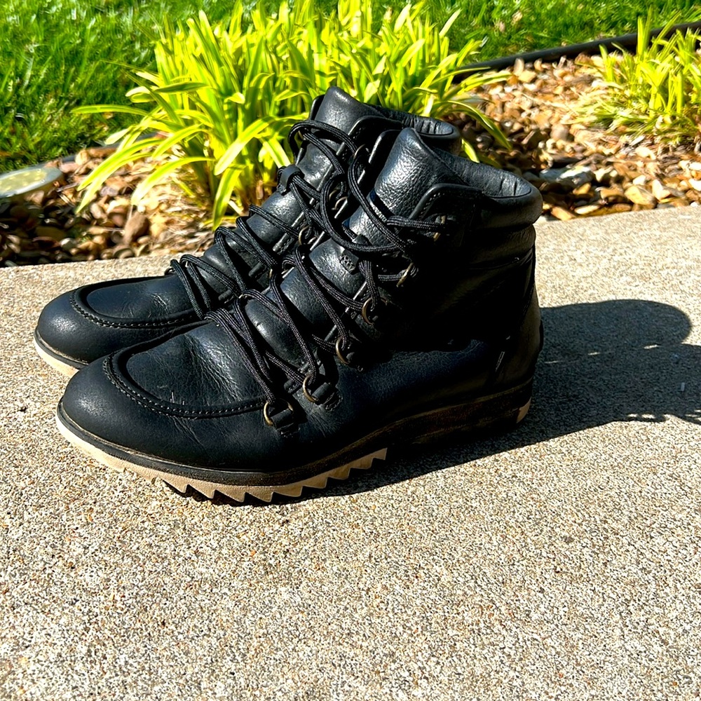 Sorel Harlow black lace up boot, size 8, waterproof